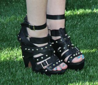 Taylor Spreitler feet photo thumbnail