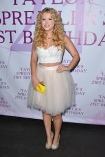 Taylor Spreitler feet photo thumbnail