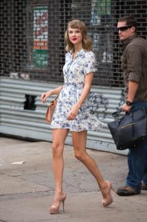 Taylor Swift feet photo thumbnail