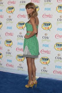 Taylor Swift feet photo thumbnail