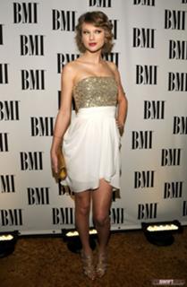 Taylor Swift feet photo thumbnail
