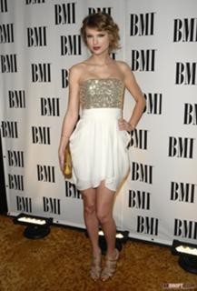 Taylor Swift feet photo thumbnail