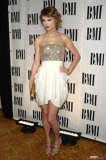 Taylor Swift feet photo thumbnail