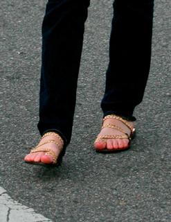 Taylor Swift feet photo thumbnail