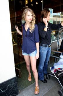 Taylor Swift feet photo thumbnail
