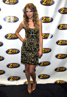 Taylor Swift feet photo thumbnail