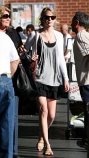 Taylor Swift feet photo thumbnail
