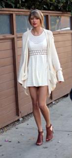 Taylor Swift feet photo thumbnail
