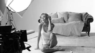 Taylor Swift feet photo thumbnail