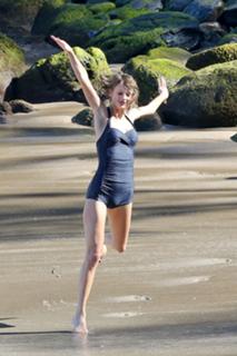Taylor Swift feet photo thumbnail