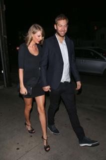Taylor Swift feet photo thumbnail