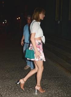 Taylor Swift feet photo thumbnail