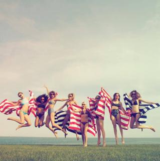 Taylor Swift feet photo thumbnail