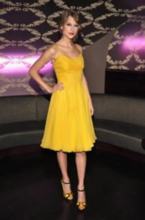 Taylor Swift feet photo thumbnail