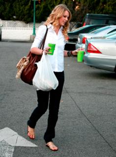 Taylor Swift feet photo thumbnail