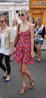 Taylor Swift feet photo thumbnail