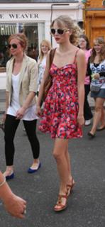 Taylor Swift feet photo thumbnail
