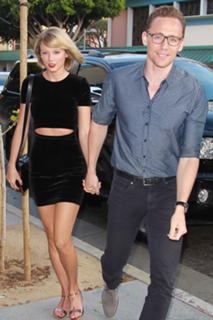 Taylor Swift feet photo thumbnail