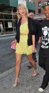 Taylor Swift feet photo thumbnail
