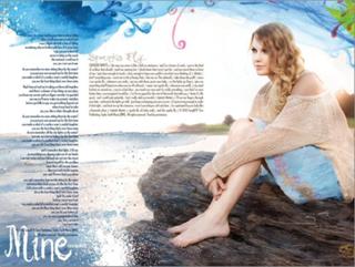 Taylor Swift feet photo thumbnail