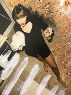 Taylor Swift feet photo thumbnail