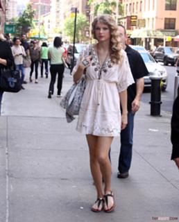 Taylor Swift feet photo thumbnail