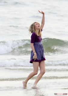 Taylor Swift feet photo thumbnail