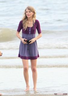 Taylor Swift feet photo thumbnail
