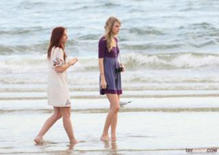 Taylor Swift feet photo thumbnail