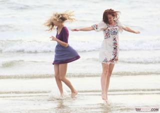 Taylor Swift feet photo thumbnail
