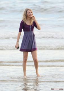 Taylor Swift feet photo thumbnail