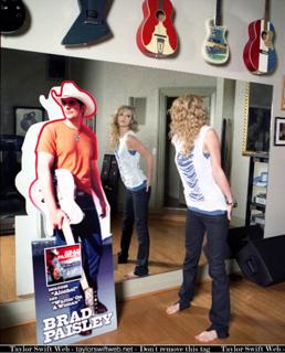 Taylor Swift feet photo thumbnail