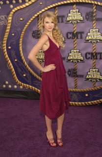 Taylor Swift feet photo thumbnail