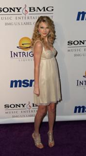 Taylor Swift feet photo thumbnail