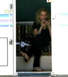 Taylor Swift feet photo thumbnail