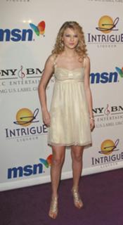 Taylor Swift feet photo thumbnail