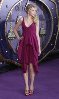 Taylor Swift feet photo thumbnail