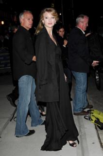 Taylor Swift feet photo thumbnail