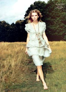 Taylor Swift feet photo thumbnail
