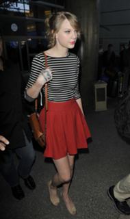 Taylor Swift feet photo thumbnail