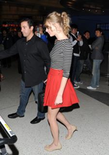 Taylor Swift feet photo thumbnail