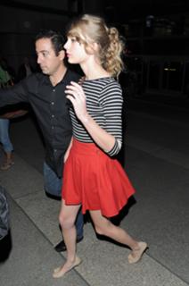 Taylor Swift feet photo thumbnail