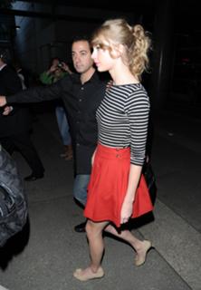 Taylor Swift feet photo thumbnail