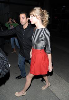 Taylor Swift feet photo thumbnail