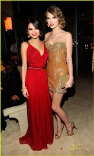 Taylor Swift feet photo thumbnail