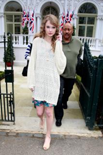 Taylor Swift feet photo thumbnail