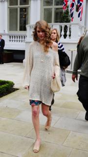 Taylor Swift feet photo thumbnail