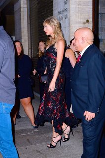 Taylor Swift feet photo thumbnail