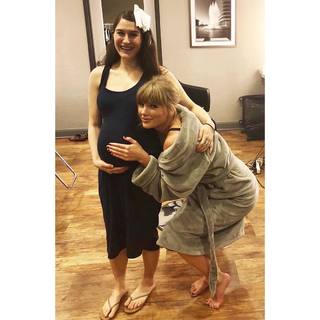 Taylor Swift feet photo thumbnail