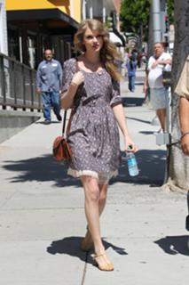 Taylor Swift feet photo thumbnail
